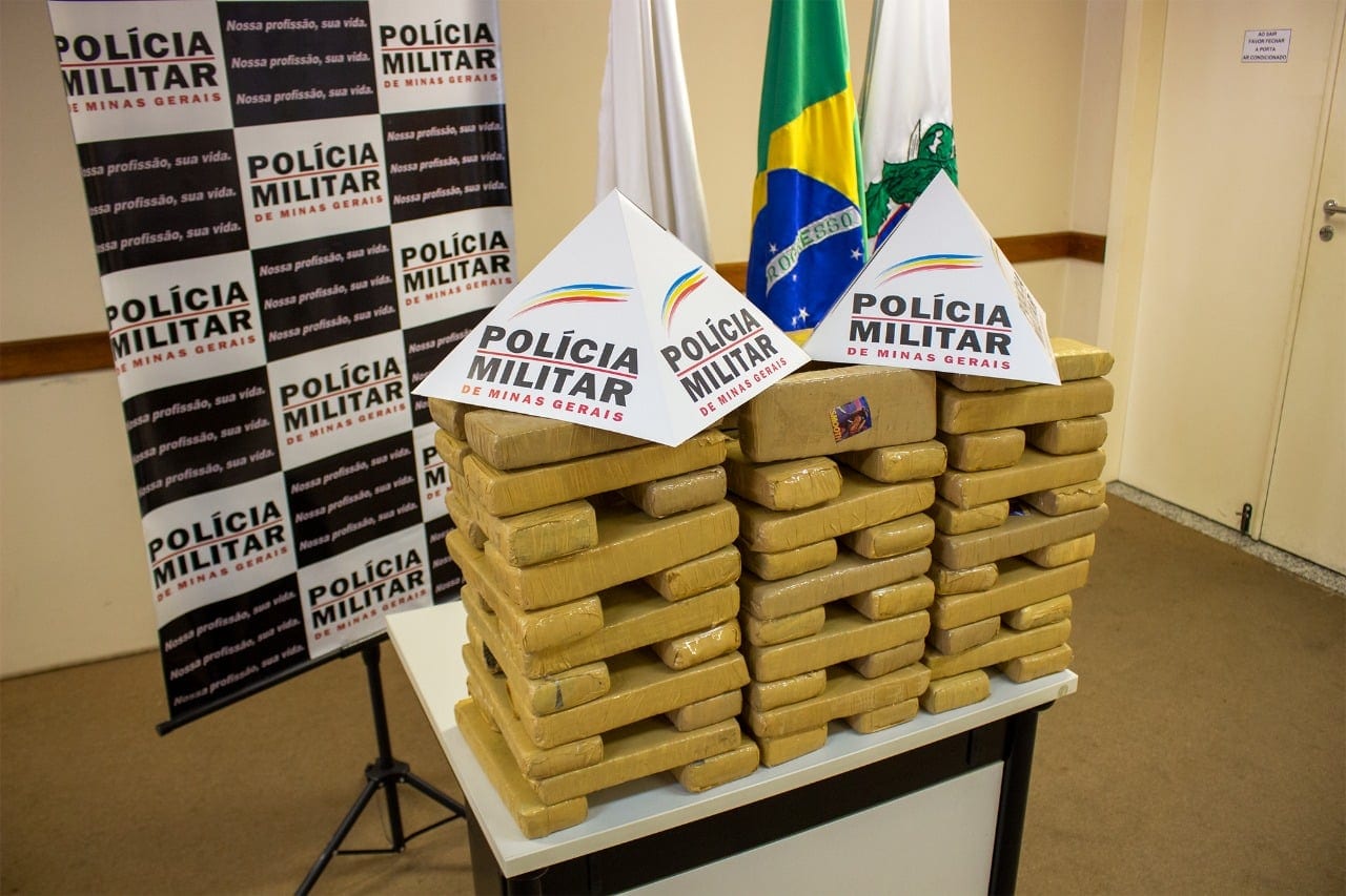 Montes Claros - Polícia Militar apreende 65 tabletes de maconha durante Operação Natalina em Montes Claros