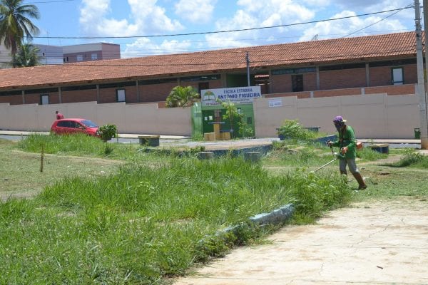 Montes Claros - Prefeitura realiza capinas, podas e limpeza em diversas praças