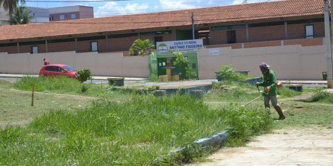 Montes Claros - Prefeitura realiza capinas, podas e limpeza em diversas praças