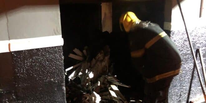 Montes Claros - Bombeiros atendem ocorrência de incêndio em comércio no bairro Vila Regina