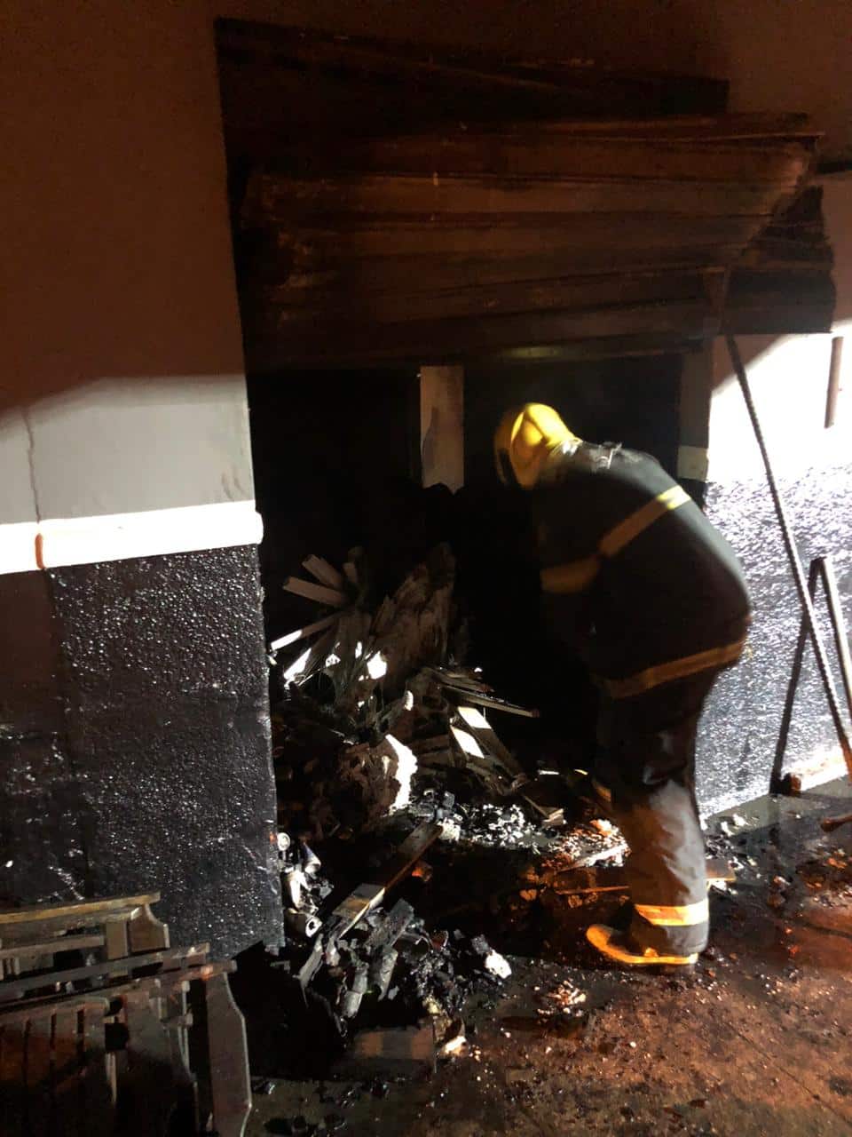 Montes Claros - Bombeiros atendem ocorrência de incêndio em comércio no bairro Vila Regina