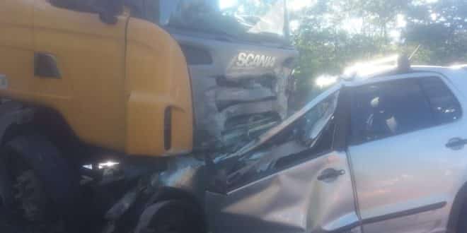 Norte de Minas - Casal morre após carro bater de frente com carreta em Francisco Sá