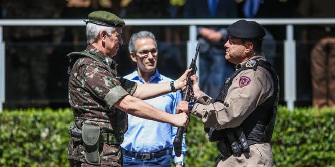 MG - Romeu Zema participa de cerimônia de doação de 450 fuzis do Exército para Polícia Militar