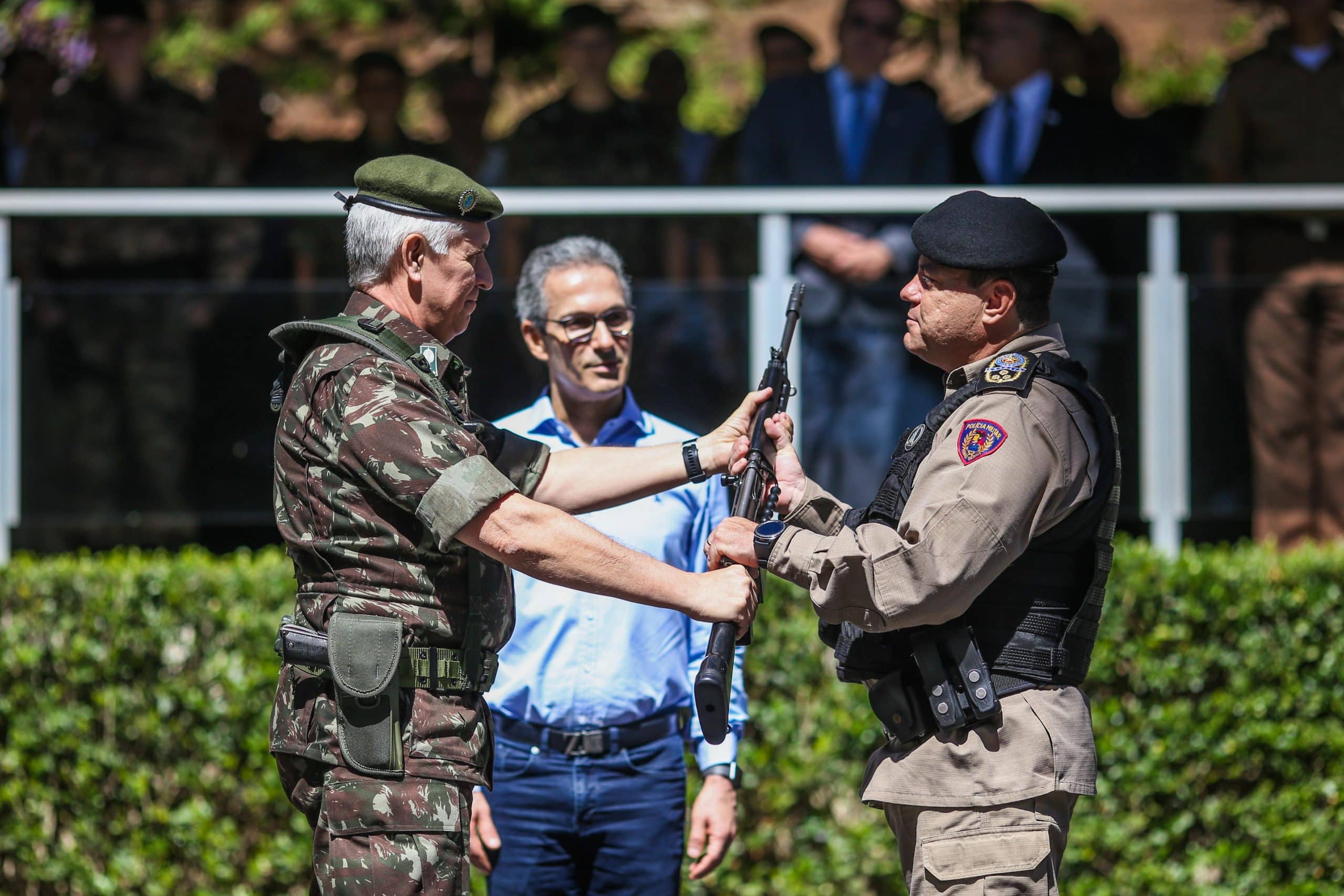MG - Romeu Zema participa de cerimônia de doação de 450 fuzis do Exército para Polícia Militar