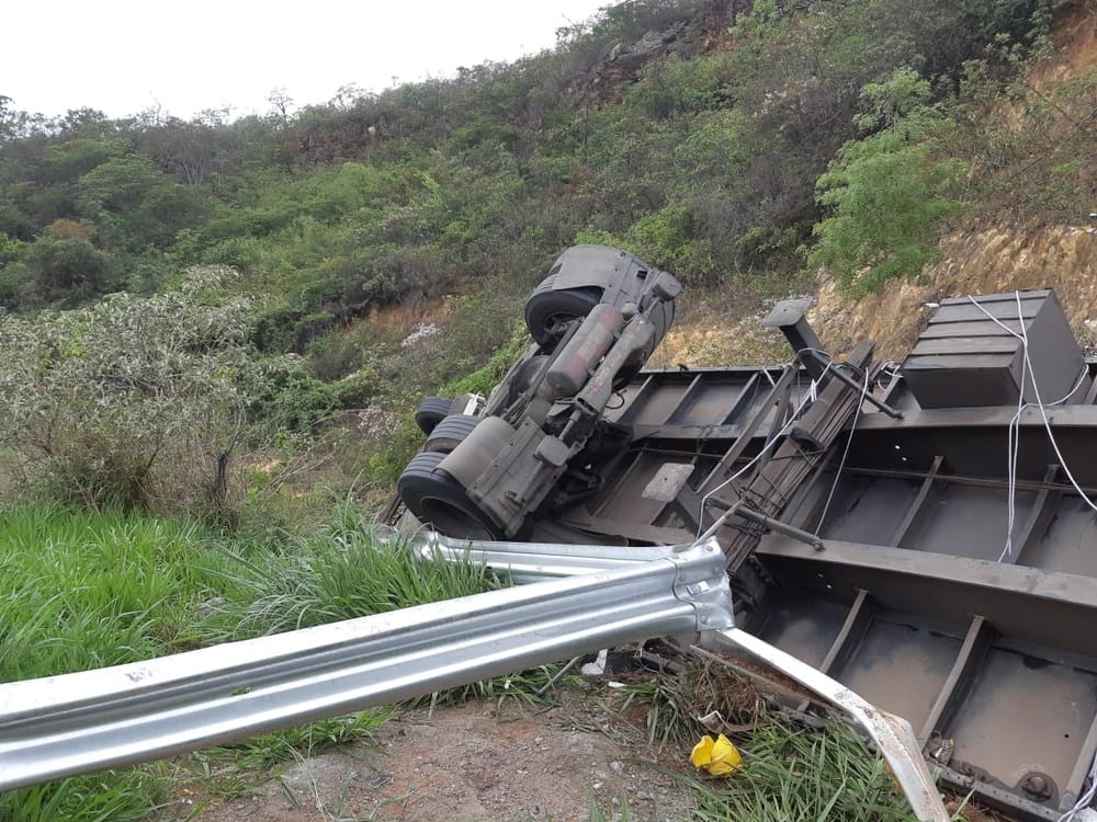 Norte de Minas - Caminhoneiro morre em acidente em Grão Mogol