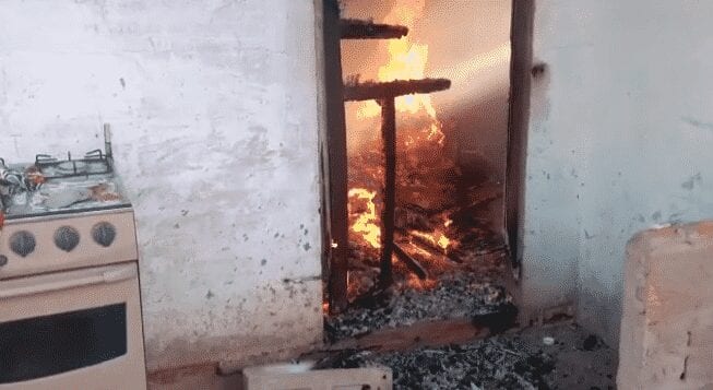 Norte de Minas - Homem incendeia casa de manhã e tenta matar namorada com golpes de machado à noite