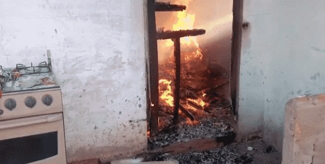 Norte de Minas - Homem incendeia casa de manhã e tenta matar namorada com golpes de machado à noite