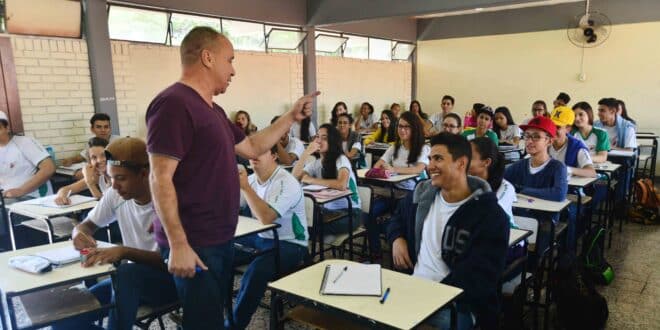 MG - Alunos têm até 6 de janeiro para fazer a pré-matrícula no ensino médio de tempo integral