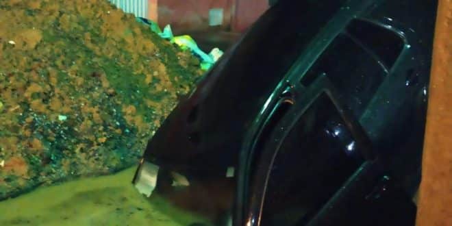 Montes Claros - Veículo fica submerso ao cair em buraco em Montes Claros