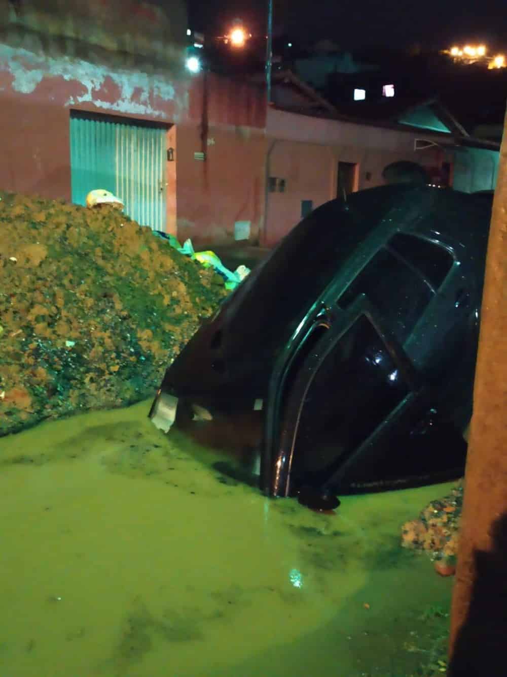 Montes Claros - Veículo fica submerso ao cair em buraco em Montes Claros