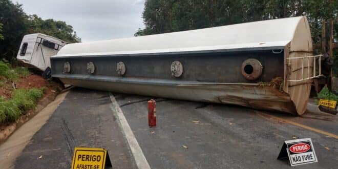 Montes Claros - Caminhão tomba e interdita totalmente a BR-365 em Montes Claros