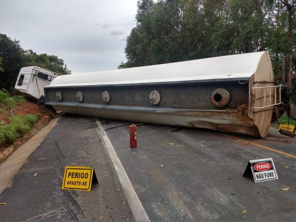 Montes Claros - Caminhão tomba e interdita totalmente a BR-365 em Montes Claros