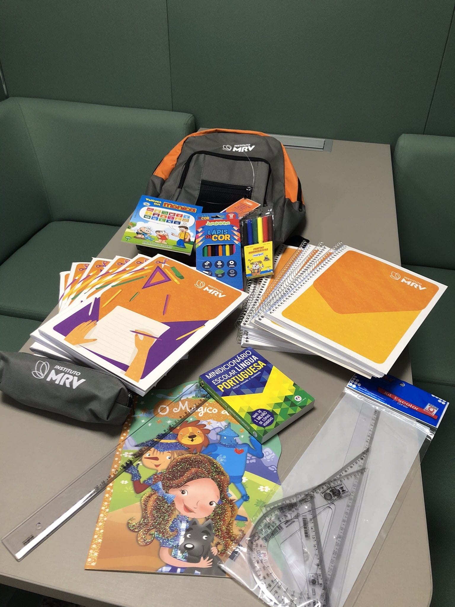 Instituto MRV distribui kits escolares em Minas Gerais
