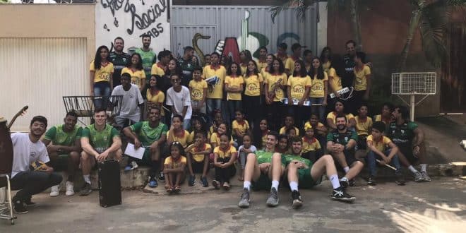 Atletas do América Vôlei visitam projeto social JABS