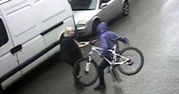 Ladrão tenta roubar bicicleta e dona da loja de 72 anos da uma surra no suspeito