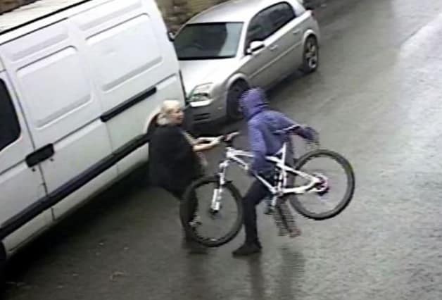 Ladrão tenta roubar bicicleta e dona da loja de 72 anos da uma surra no suspeito