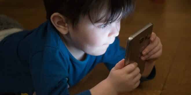 Celulares contribuem para queda de atividade física entre crianças, aponta pesquisa