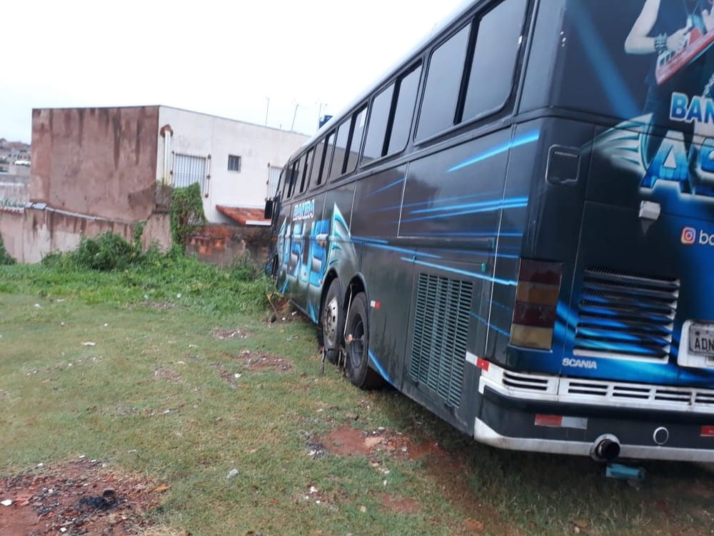 Montes Claros - Ônibus desce rua desgovernado e atinge muro de lote em Montes Claros