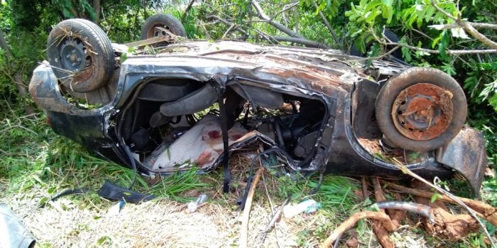 Norte de Minas - Carro capota e deixa casal e filha feridos no Norte de Minas
