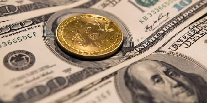 Investir em bitcoin ou em moeda comum? Saiba qual é a melhor escolha em cada situação
