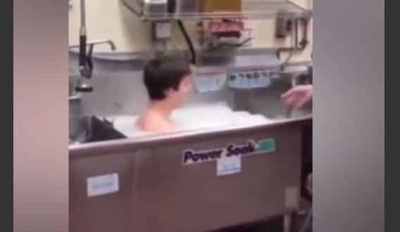 Funcionário é demitido após tomar banho em banheira de restaurante