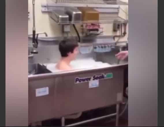 Funcionário é demitido após tomar banho em banheira de restaurante