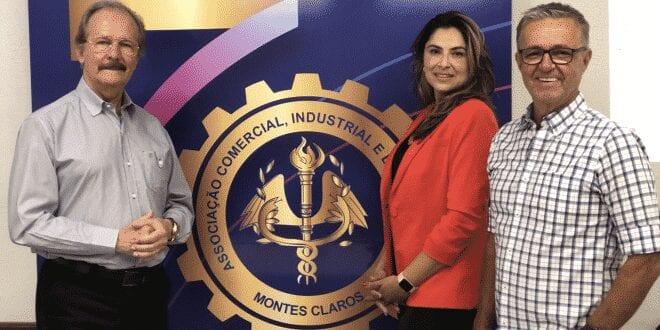 Dr Newton Figueiredo com o presidente eleito na ACI, Leonardo Vasconcelos e a vice, Dra Gislayne Pinheiro