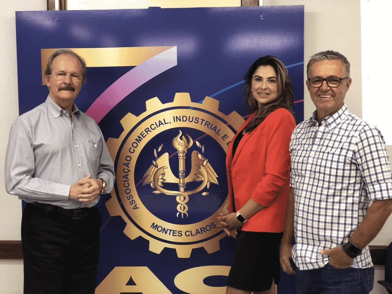 Dr Newton Figueiredo com o presidente eleito na ACI, Leonardo Vasconcelos e a vice, Dra Gislayne Pinheiro