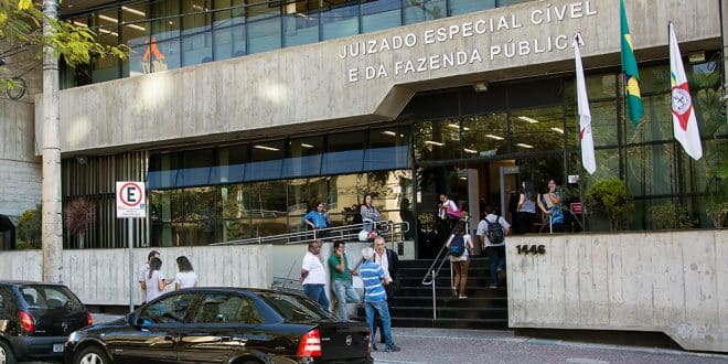 Turma Recursal de Belo Horizonte manteve decisão que determina pagamento a mulher por entender que ela foi prejudicada por jornalista Léo Dias