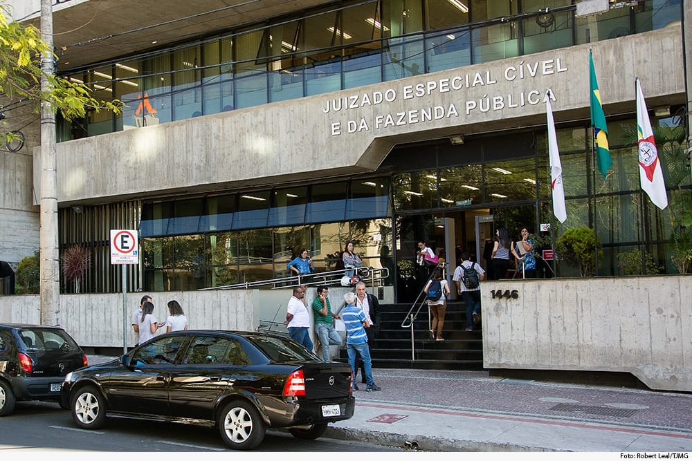 Turma Recursal de Belo Horizonte manteve decisão que determina pagamento a mulher por entender que ela foi prejudicada por jornalista Léo Dias