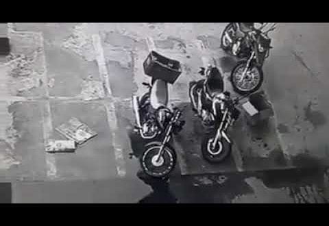 Moto fantasma: moto anda sozinha em estacionamento de um supermercado