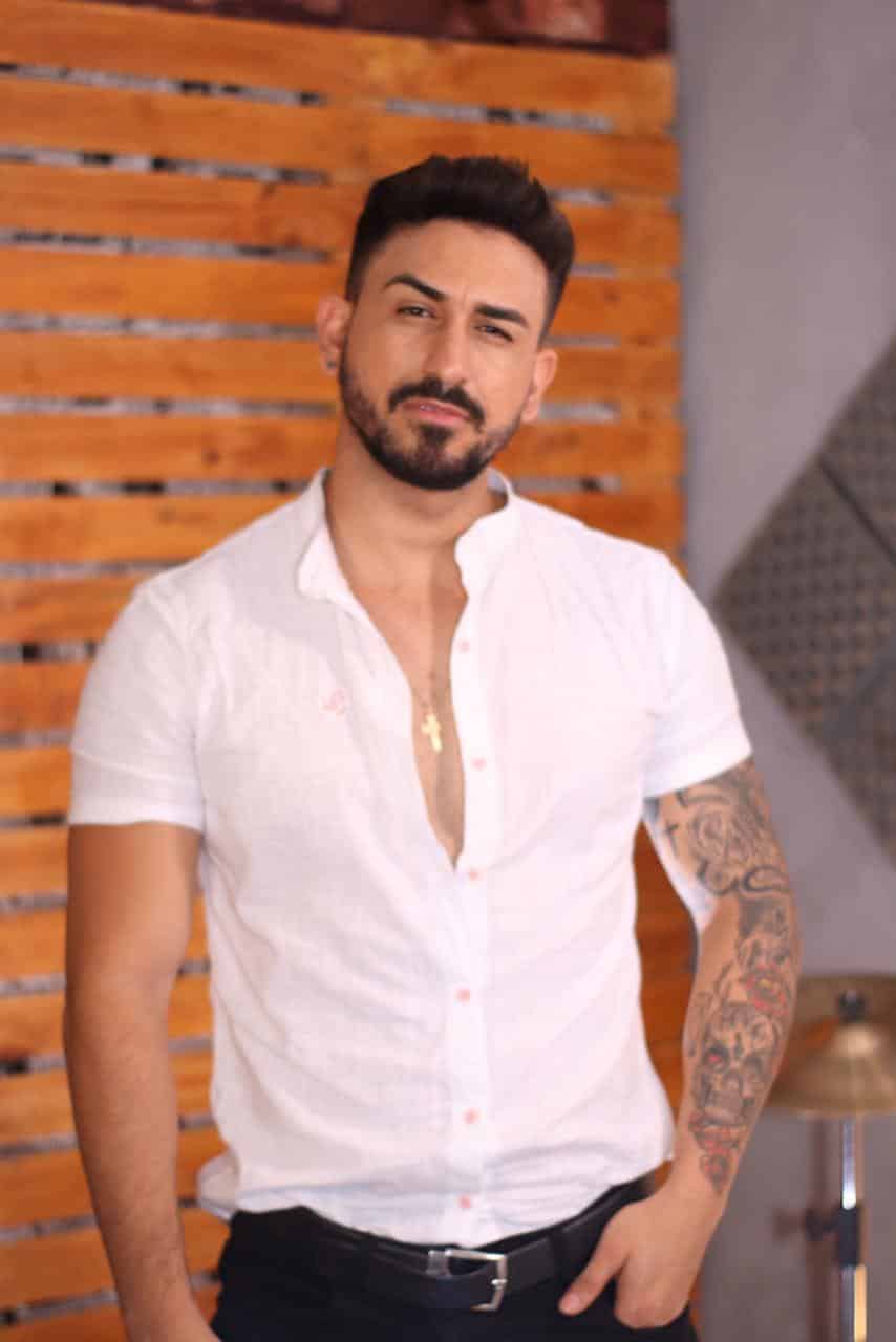 Montes Claros - Cantor Montes-clarense Victor Roccha faz sucesso em rádios do nordeste com “FAKE NEWS”