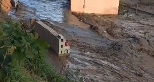MG - Represa se rompe e deixa moradores desalojados em Novo Cruzeiro, no Vale do Jequitinhonha