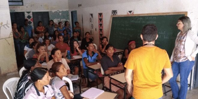 Instituto tem várias ações junto às comunidades. Na foto, indígenas de uma aldeia Xacriabá em oficina de língua portuguesa com professores do IFNMG - Campus Januária.