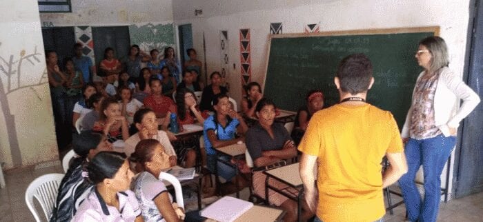 Instituto tem várias ações junto às comunidades. Na foto, indígenas de uma aldeia Xacriabá em oficina de língua portuguesa com professores do IFNMG - Campus Januária.  