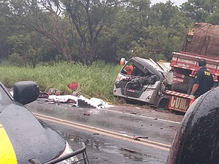 Norte de Minas - Colisão frontal entre ônibus e caminhão deixa 11 mortos e 17 feridos em Pirapora