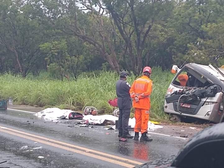 Norte de Minas - Colisão frontal entre ônibus e caminhão deixa 11 mortos e 17 feridos em Pirapora