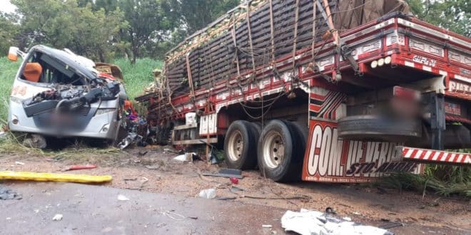 Norte de Minas - Colisão frontal entre ônibus e caminhão deixa 11 mortos e 17 feridos em Pirapora