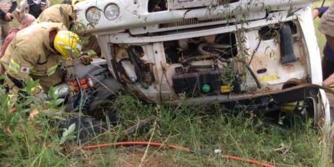 Norte de Minas - Motorista fica ferido após caminhão capotar e cair em barranco em Taiobeiras