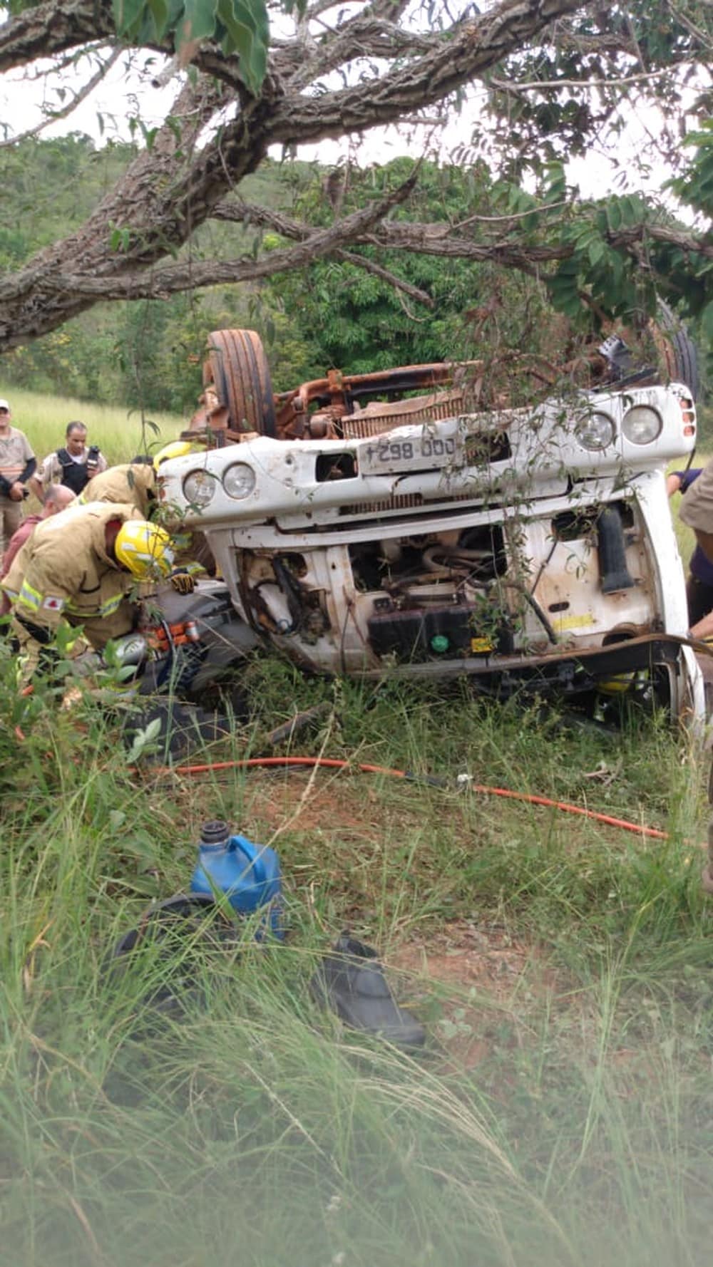 Norte de Minas - Motorista fica ferido após caminhão capotar e cair em barranco em Taiobeiras