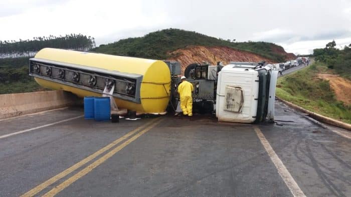 Carreta carregada com 35 mil litros de óleo diesel tomba e interdita BR-251, em Francisco Sá
