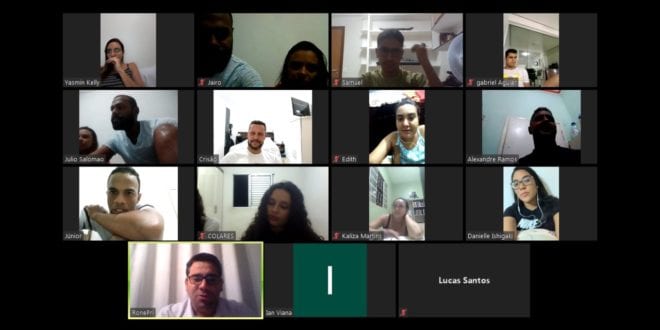 Jovens interagem pela internet em epoca de quarentena