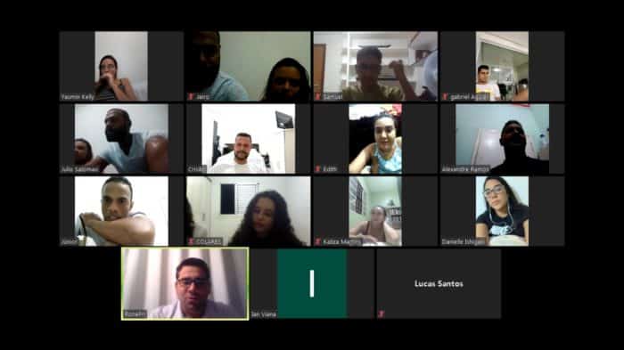 Jovens interagem pela internet em epoca de quarentena  