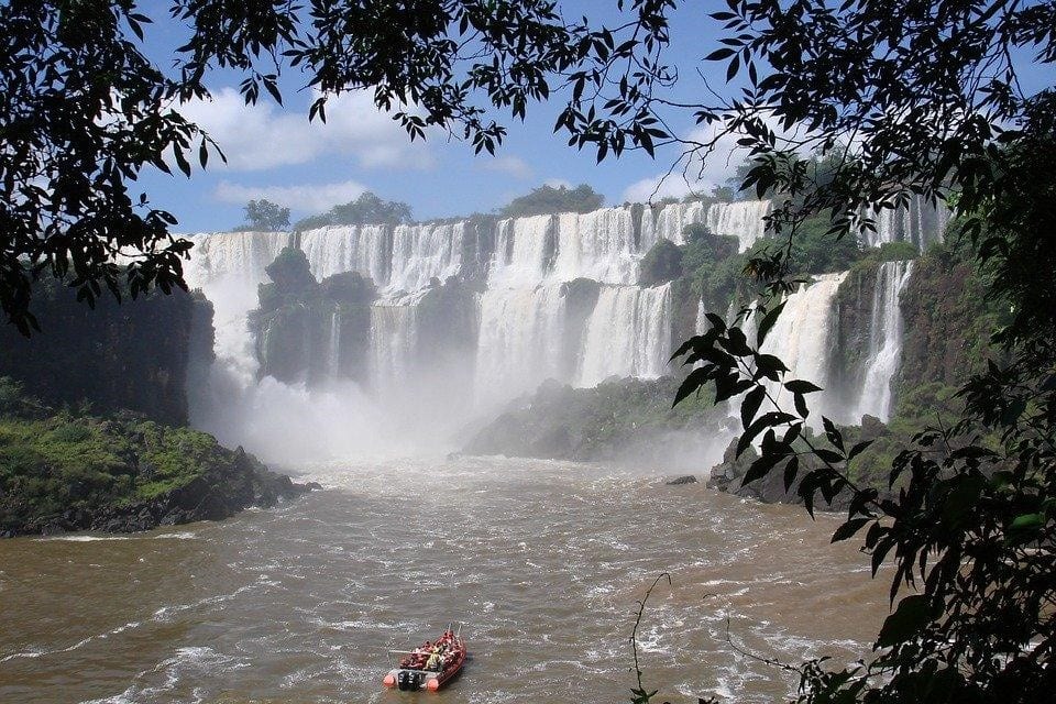 https://pixabay.com/pt/photos/foz-do-igua%C3%A7u-brasil-cachoeira-3524049/