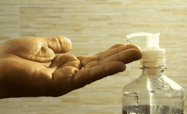 Farmácias de manipulação podem vender álcool gel ao público