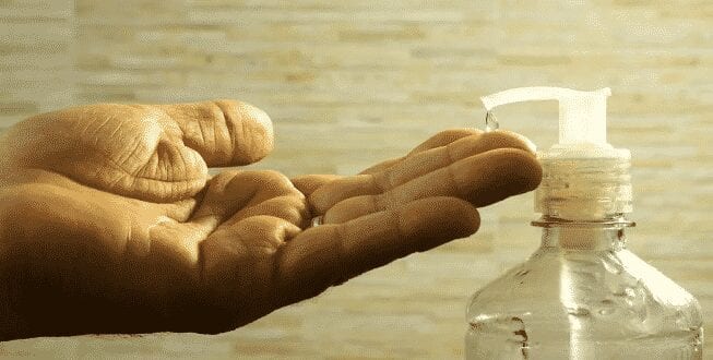 Farmácias de manipulação podem vender álcool gel ao público