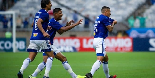Com gol no fim e pênalti defendido por Fábio, Cruzeiro vence o Uberlândia no Mineirão