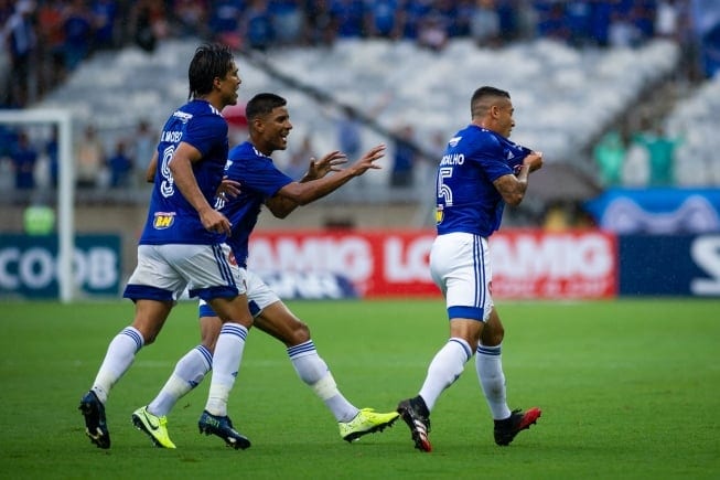 Com gol no fim e pênalti defendido por Fábio, Cruzeiro vence o Uberlândia no Mineirão