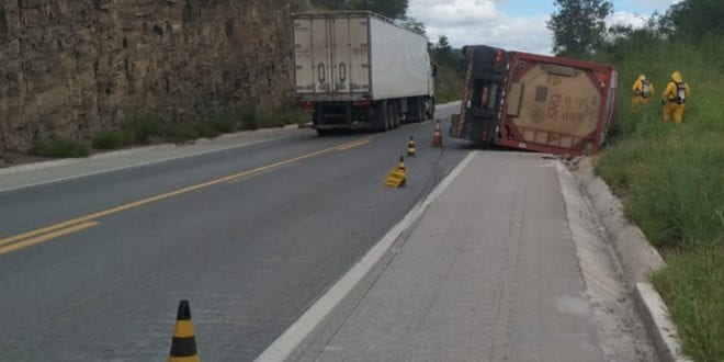 Norte de Minas - Carreta carregada com produtos químicos tomba em Salinas