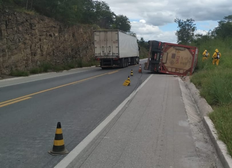 Norte de Minas - Carreta carregada com produtos químicos tomba em Salinas